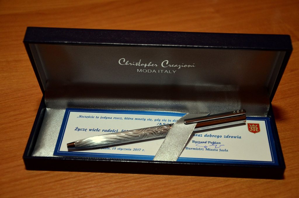 Długopis włoskiej firmy Christopher Creazioni - podarowany wraz z okolicznościowymi życzeniami przez Ryszarda Pabiana burmistrza miasta Jasła